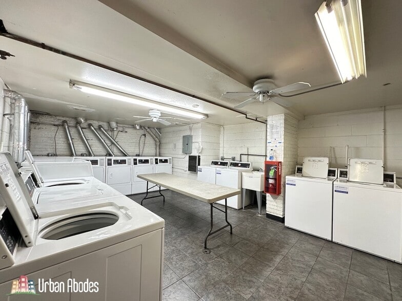 Building Photo - 672 W Sheridan Rd