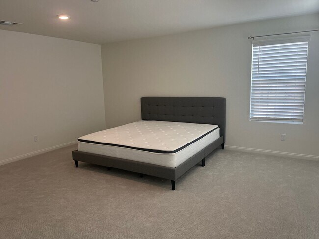 Building Photo - Lake Elsinore 5 Bedroom