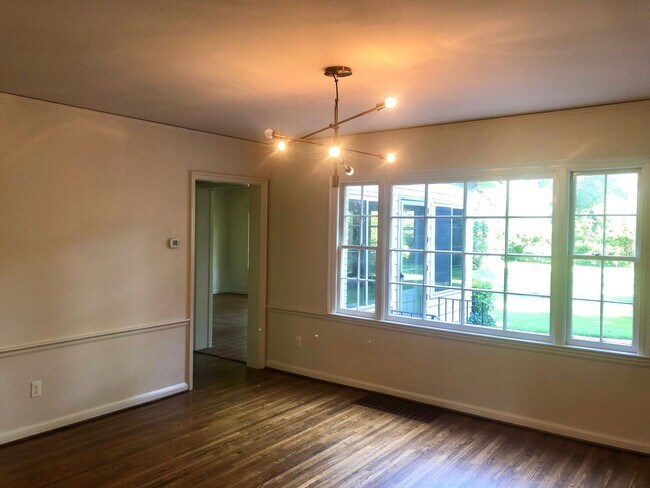 Building Photo - Stunning Midtown Home In Highly Desirable Bren Rose!