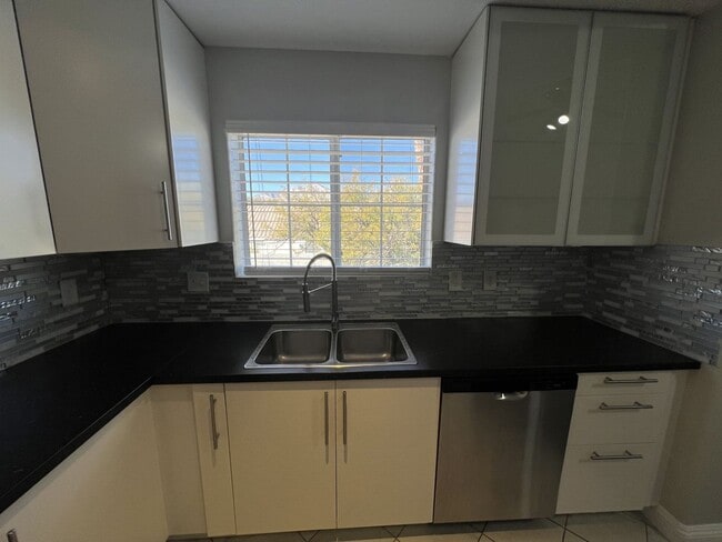 Building Photo - UPGRADED 2BEDROOM, 2BATHROOM HOME