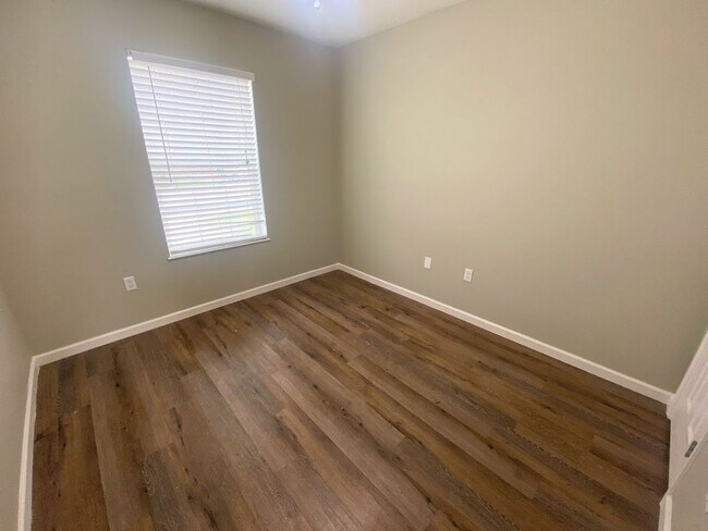 Building Photo - 899 Hampton Lane