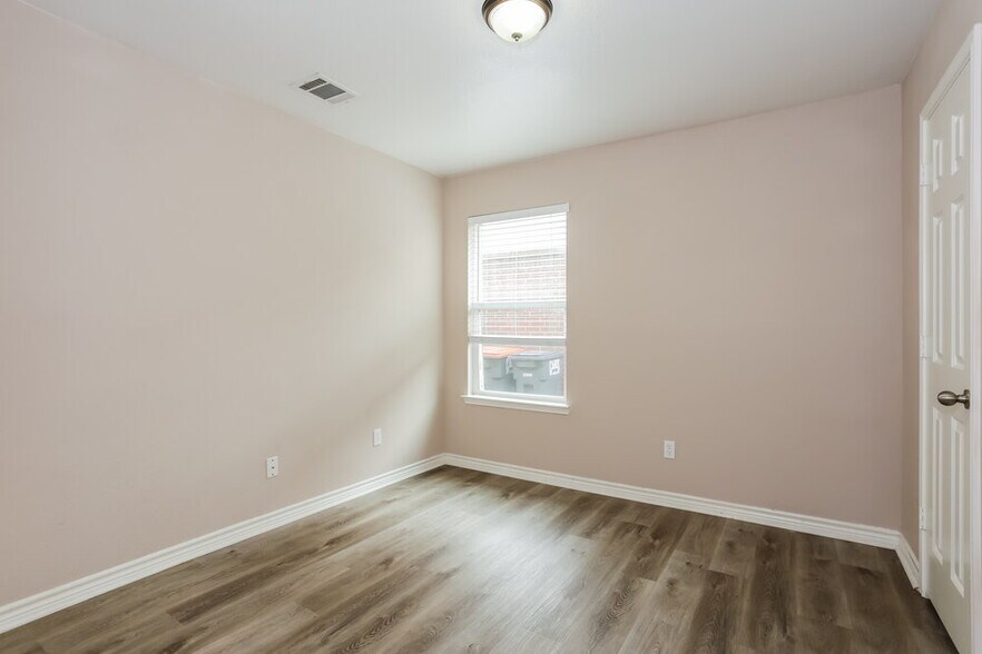 Building Photo - 129 Oriole Dr
