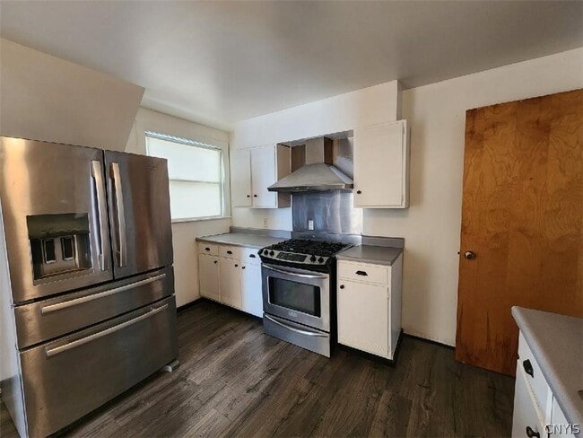 Building Photo - 621 Academy St