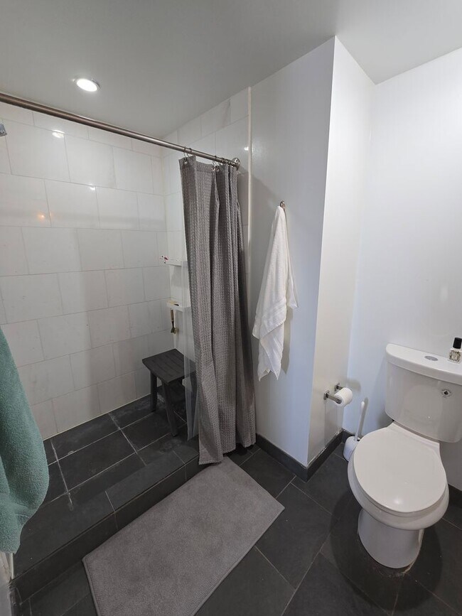 Building Photo - Beautiful bright HUGE 2 bed 2 bath with gr...