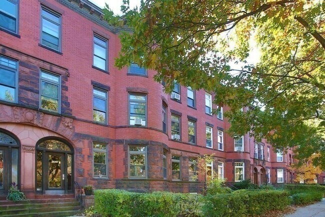 Building Photo - 1805 Beacon St