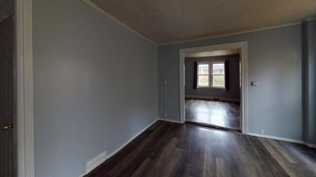 Building Photo - 10 Locust St