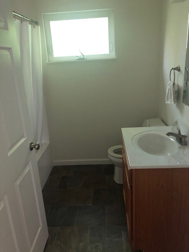 Building Photo - 2 bedroom, 1 bath House: Available August 2025!