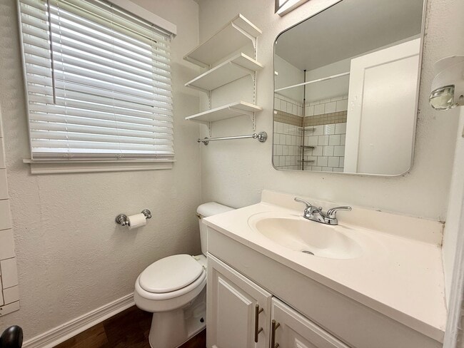 Building Photo - Cute Remodel