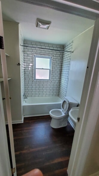 Bathroom - 1387 Elizabeth St