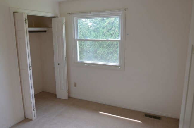 Building Photo - 7 Rivendell Dr