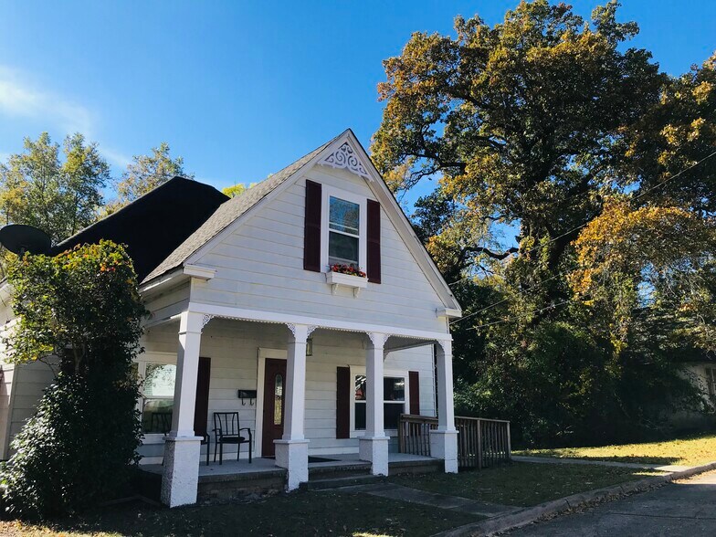 Building Photo - 903 Ward St