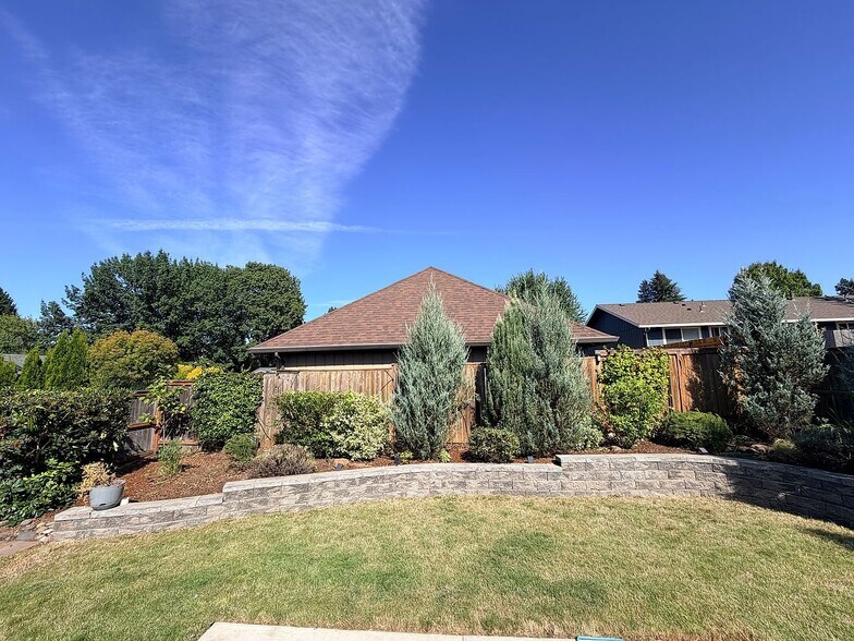 Building Photo - 8660 SW Comanche Way