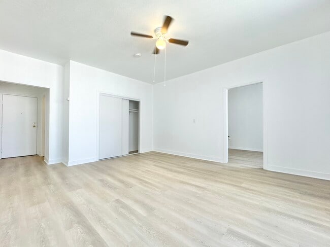 Building Photo - 1209 S Lake St