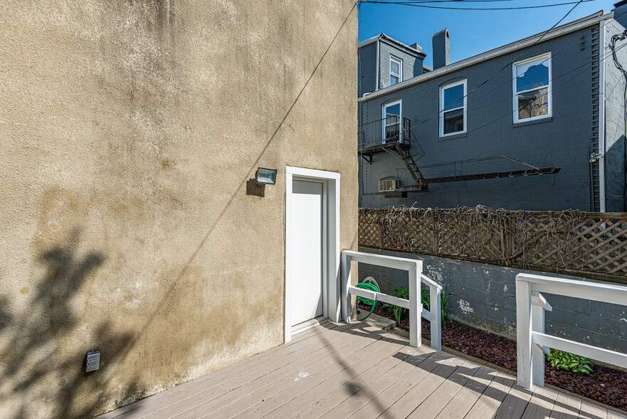 Building Photo - 1736 Light St