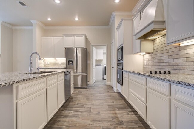 Building Photo - Immaculate newer 4/3/2 1/2 block from Quin...