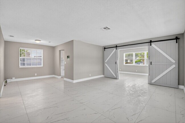 Building Photo - 601 SW 5th Ave