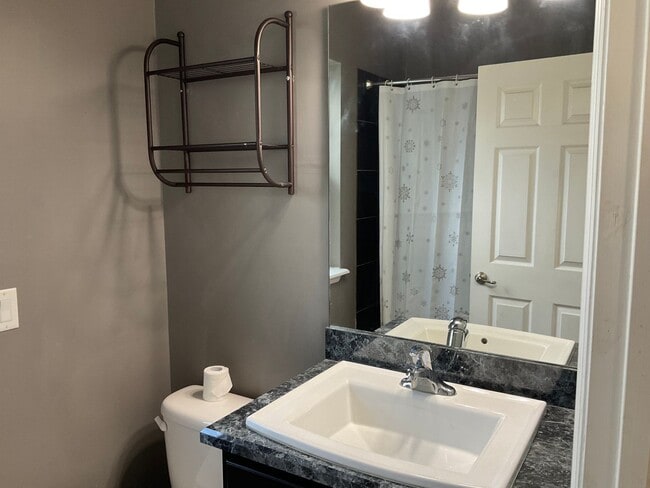 Building Photo - Close to Deland High School