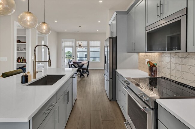 Building Photo - Modern 3 Bed, 3.5 Bath Townhome in The Nat...