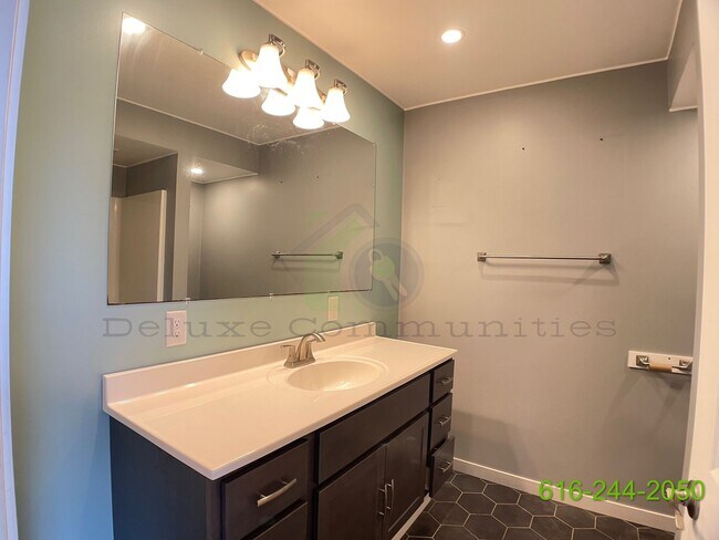 Building Photo - 3 Bedroom (with an extra room) Home Available in Marne, MI
