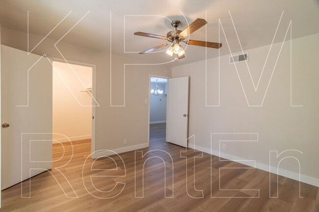 Building Photo - 443 E Robinhood Dr