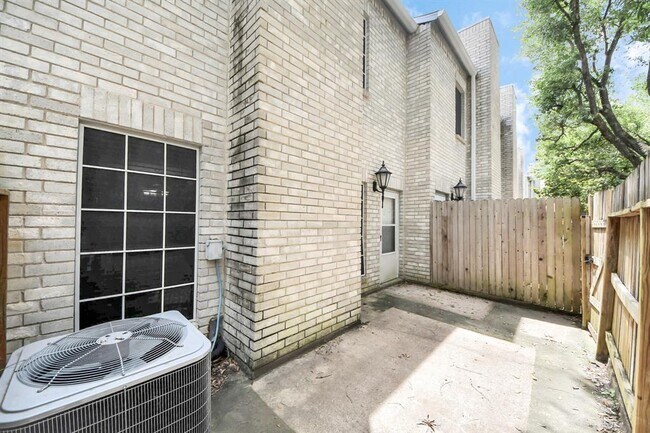 Building Photo - 17573 Red Oak Dr