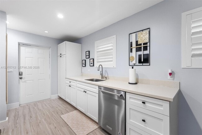 Building Photo - 230 SW 12th Ave