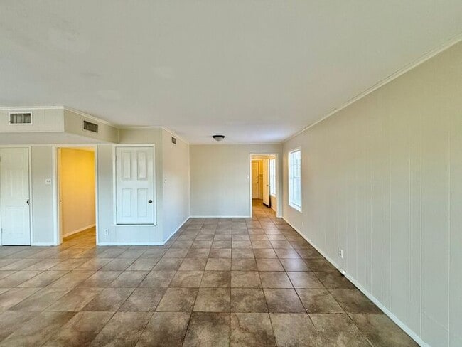 Building Photo - Tour Today! Spacious 3 Bed, 2.5 Bath Duplex