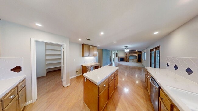 Building Photo - Beautiful 2 story 4 bed/2.5 bath Home in Y...