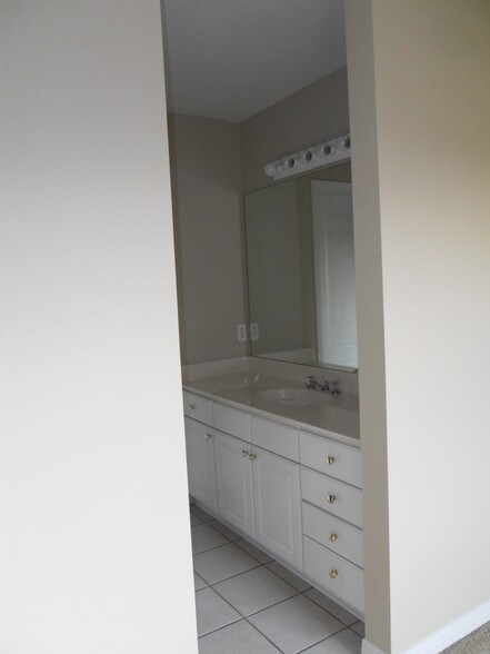 Full Bath - 4405 Lefkoe St
