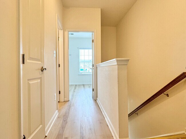 Building Photo - 127 Streamview Dr