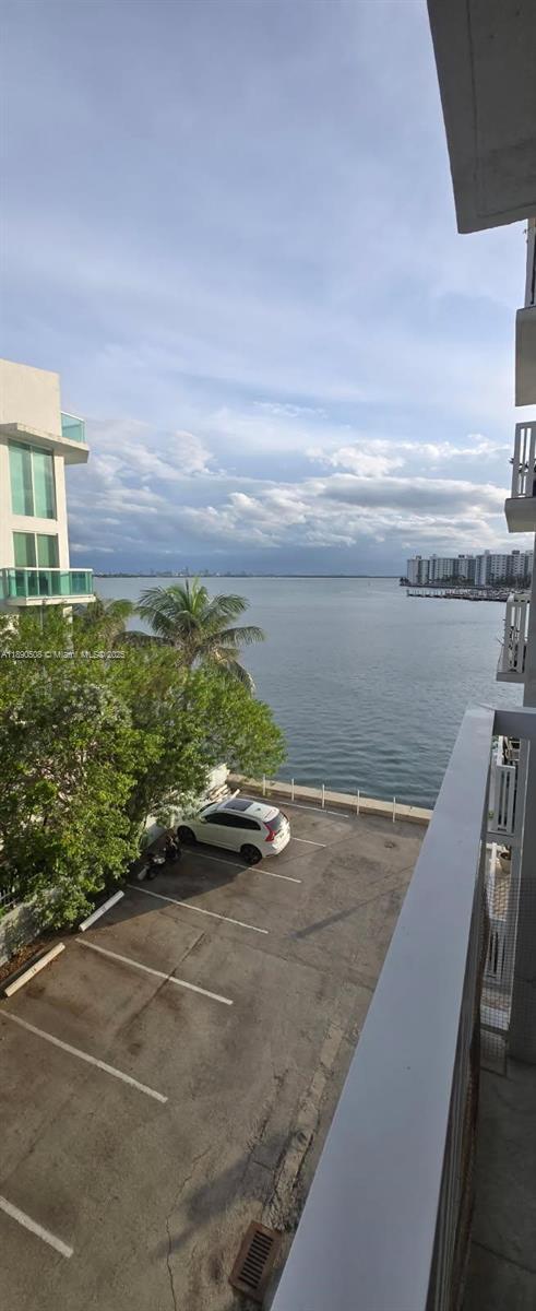 Building Photo - 2016 Bay Dr