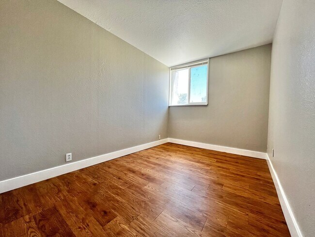 Building Photo - NShields632 (KC-LN)