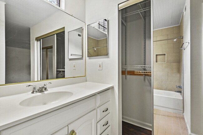 Building Photo - 1878 Montclair Dr