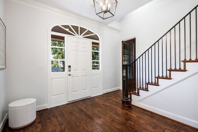 Building Photo - 5 Meadowbrook Cir