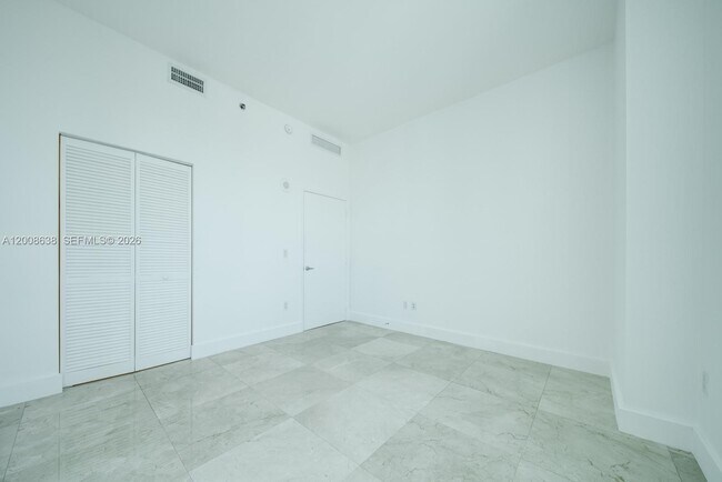 Building Photo - 950 Brickell Bay Dr