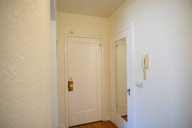 Building Photo - Fabulous 1Bdr on Mississippi Ready Late No...