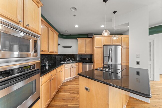 Building Photo - 1005 S Shepherd Dr