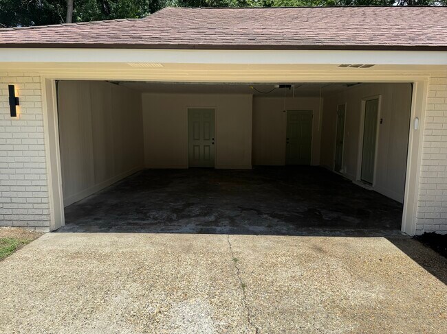 Building Photo - 104 Comanche Dr