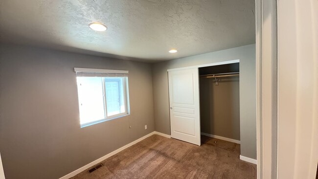 Building Photo - 2 Bedroom / 1 Bathroom in NE Bend