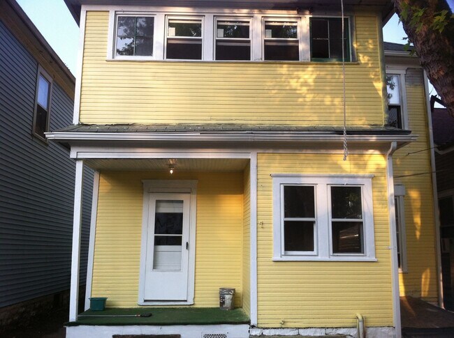 Building Photo - Great 4 bed 1.5 bath with detached garage ...
