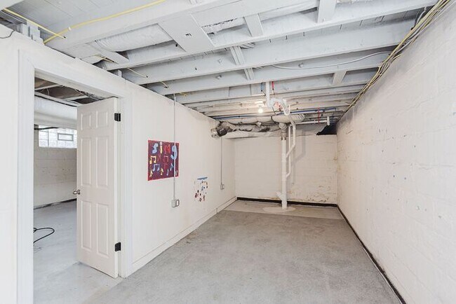 Building Photo - Charming, Fully Updated Broad Ripple Gem!