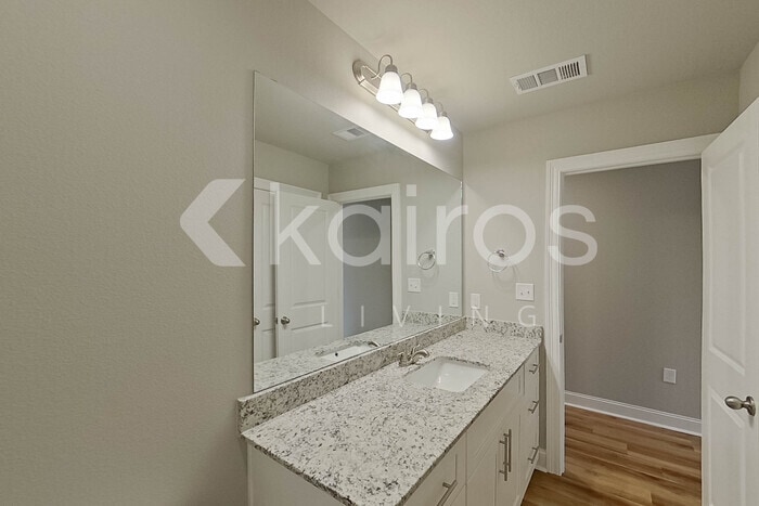 Building Photo - 13751 Pinyon Dr