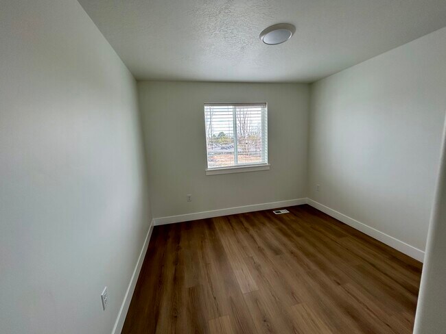 Building Photo - 1084 W 200 N