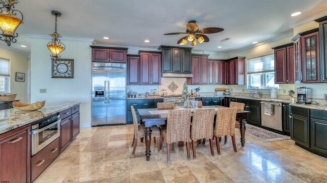 Building Photo - 909 N Cambridge Ave