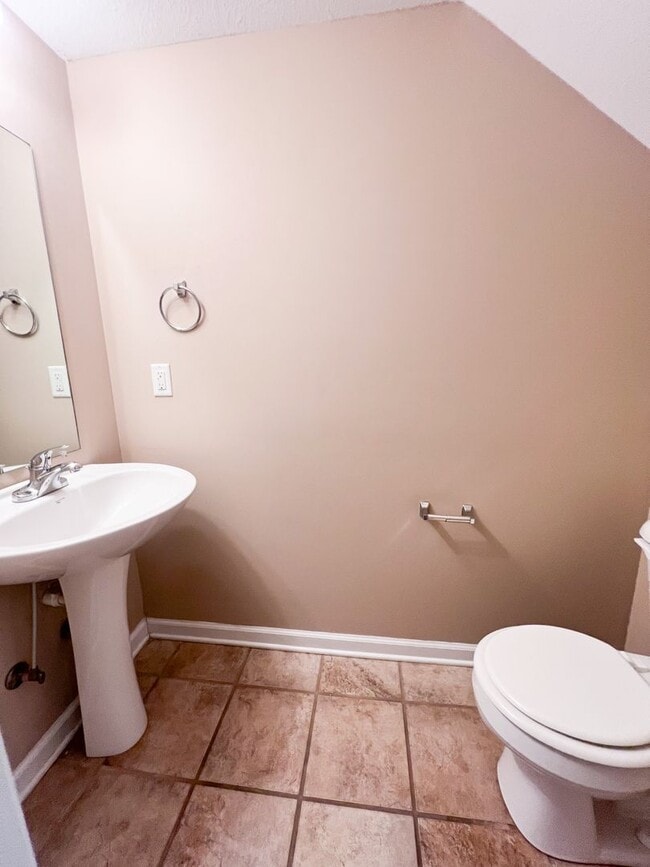 Building Photo - 2 Bedroom 1.5 Bathroom Townhome