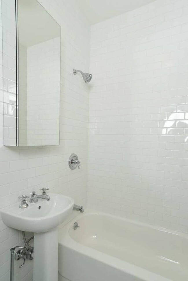 Building Photo - Updated 1 Bed 1 Bath in the Heart of Echo Park - Parking, laundry and great views!