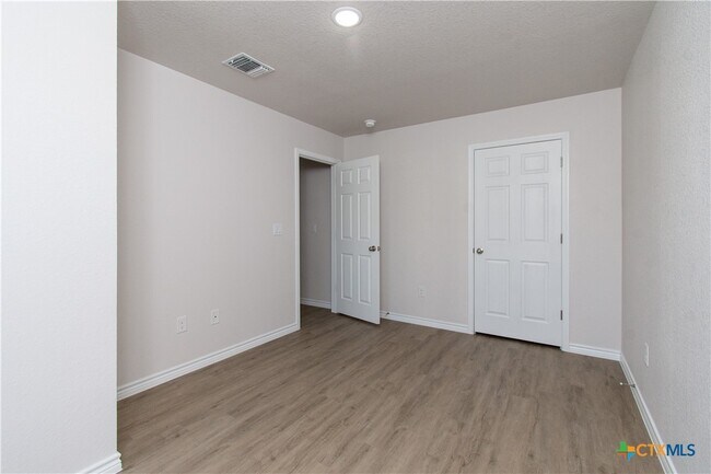 Building Photo - 802 White Meadow Ln