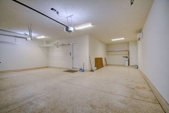 Building Photo - Beautiful Loma Colorado Home.