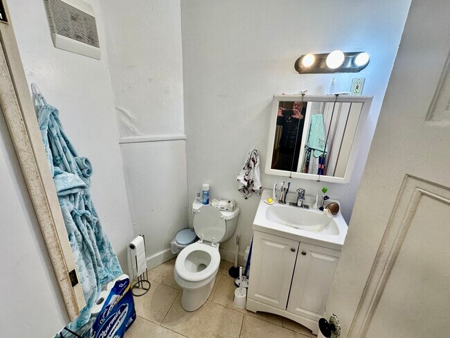 Building Photo - 14 Ashford St