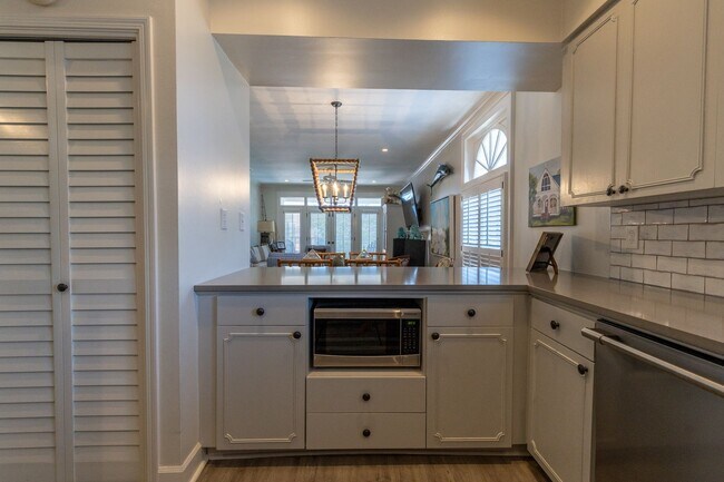 Building Photo - Stunning top-floor condo  #305 Scenic High...